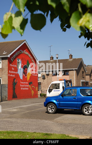 Un mural sobre el lateral de una casa gratis en Derry, en recuerdo del Domingo Sangriento. Foto de stock