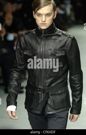 Neil Barrett Milán listo para ponerse ropa de hombre Otoño Neil Barrett Milán listo para ponerse ropa de hombre Otoño
