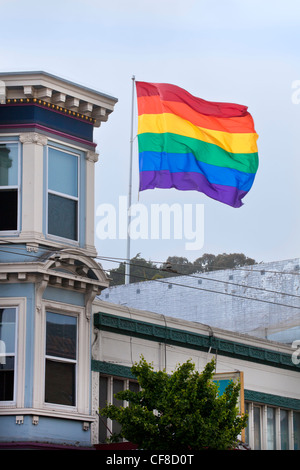 Arco Iris del Orgullo Gay bandera ondeando en el viento sobre el Castro, en San Francisco, California Foto de stock