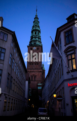 Una vista de la torre del campanario de la Iglesia Nicolaj, Copenhague, Dinamarca en la noche Foto de stock