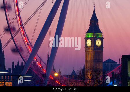 Big Ben Torre del Reloj de Las Casas del Parlamento, visto a través de la Rueda del Milenio o el Ojo de Londres al anochecer Londres England Reino Unido