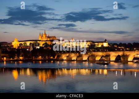 Catedral de San Vito, el Puente Carlos y el barrio del castillo iluminado en la noche, Praga, República Checa