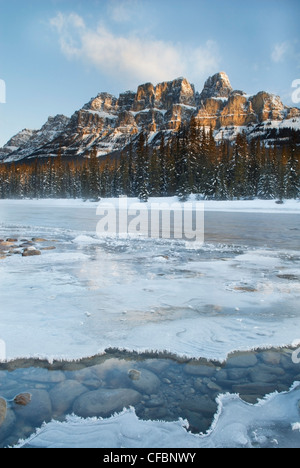 Bow River en invierno, la Montaña Castle, Parque Nacional de Banff, Alberta, Canadá
