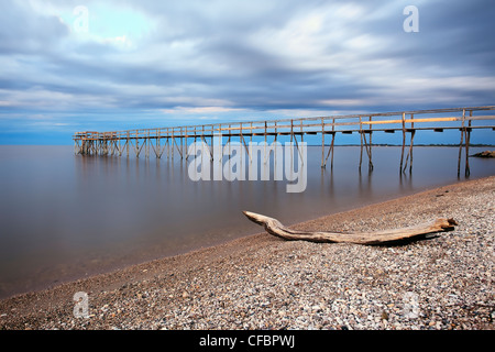 Muelle de madera sobre el Lago Winnipeg y Matlock Playa. Matlock, Manitoba, Canadá. Foto de stock