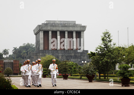 El cambio de guardia, el Mausoleo de Ho Chi Minh, Hanoi, Vietnam, Bac Bo Foto de stock