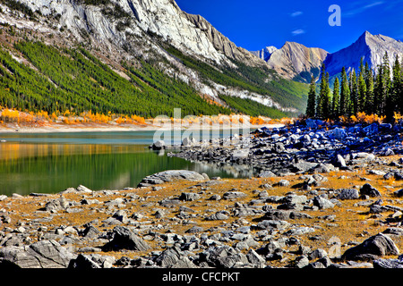 Medecine Lake, el Parque Nacional de Jasper. Alberta, Canadá Foto de stock