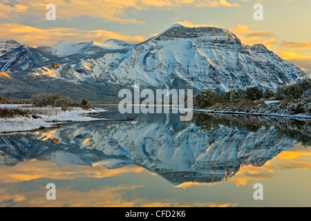 Reflexiones de Mt Vimy en Lower Waterton Lake (Lago del Caballero) al atardecer en el Parque Nacional Waterton Lakes en Alberta, Canadá.