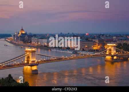 Vista del Parlamento húngaro, y el puente de las cadenas (Szechenyi Lanchid), sobre el río Danubio, Budapest, Hungría Foto de stock