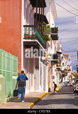 El VIEJO SAN JUAN, PUERTO RICO - Escena en la calle con edificios históricos. Foto de stock