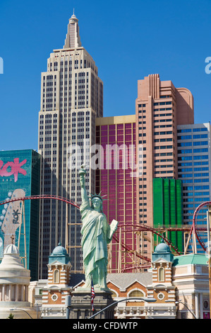 El New York-New York Hotel con roller coaster, la Strip, en Las Vegas Boulevard South, Las Vegas, Nevada, Estados Unidos de América
