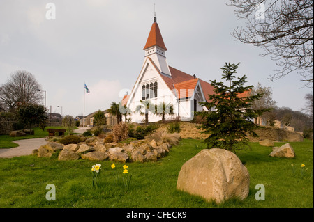 Ranura y lengüeta de jardín de madera exterior puerta con bisagras de  hierro fundido Fotografía de stock - Alamy