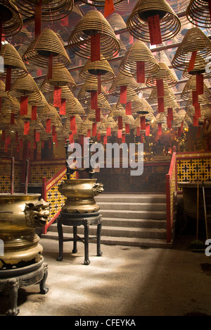 Conos Incienso Burnign colgado del techo, el Templo Man Mo, Sheung Wan, Hong Kong, China, Asia