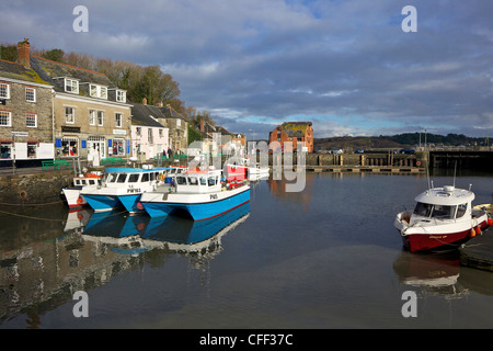 Sol de invierno en el puerto de barcos de pesca en Padstow, Cornualles, Inglaterra, Reino Unido, Europa Foto de stock