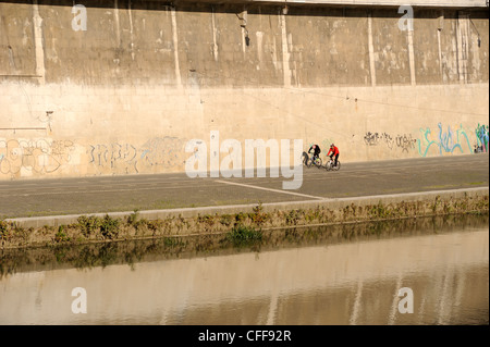Italia, Roma, río Tíber, ciclismo Foto de stock