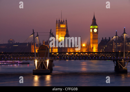 Las casas del parlamento y el puente Hungerford desde Waterloo Bridge de noche Londres England Reino Unido