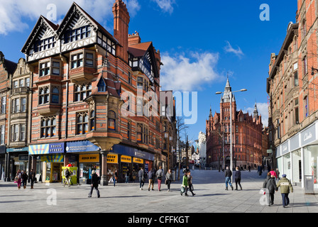 Tiendas en el cruce de la calle King y una larga fila de la antigua plaza del mercado en el centro de la ciudad, Nottingham, Inglaterra, Reino Unido.