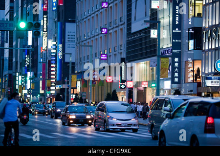 Tráfico de la calle y las luces de neón por la noche en el distrito de Ginza de Tokio, Japón