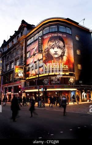 Los Miserables en el Queen's Theatre de Shaftesbury Avenue en el West End de Londres. Foto de stock
