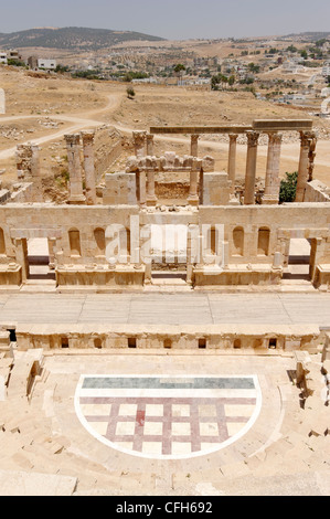 Jerash. Jordania. Vista del teatro del Norte y de su etapa de asientos y la hermosa orquesta semicircular con pisos de mármol. Foto de stock