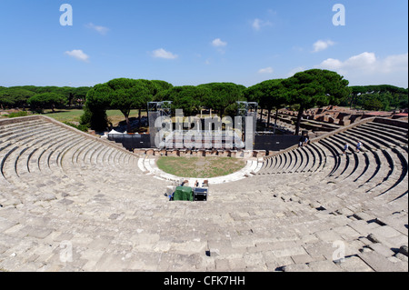 Ostia Antica. El Lacio. Italia. Vista desde la cima de la restauración del teatro romano construido por Agripa a finales del siglo I D.C. y Foto de stock