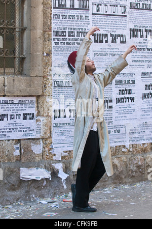 Ultra ortodoxos hombre durante Purim en Jerusalén Mea Shearim Foto de stock