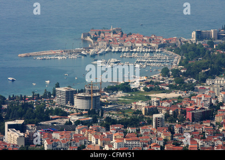 Vista desde la colina de la ciudad antigua de Budva y marina. Montenegro Foto de stock