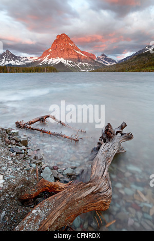 Sinopah Mountain y rezar el lago al amanecer, el parque nacional de Glacier, Montana, Estados Unidos de América, América del Norte Foto de stock