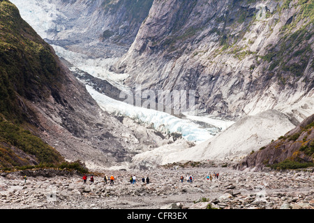 Los turistas que se acercan al terminal del glaciar Franz Josef, Costa oeste, Nueva Zelanda