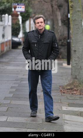 Colin Firth caminando cerca de su casa en Londres, Inglaterra - 26.01.11 Foto de stock