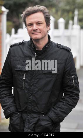 Colin Firth caminando cerca de su casa en Londres, Inglaterra - 26.01.11 Foto de stock