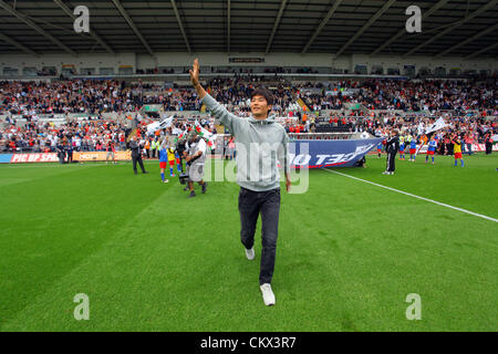 La FAO DEPORTES ESCRITORIO imagen Foto: Ki Sung-Yueng la nueva firma de Swansea saluda a sus partidarios. Sábado 25 de agosto de 2012 Re: Barclay's Premier League Swansea City FC v West Ham en el Liberty Stadium, al sur de Gales. Foto de stock