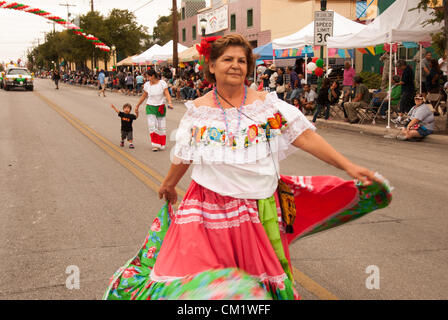 El 15 de septiembre de 2012 San Antonio, Texas, . - Durante el desfile  anual de diez y seis para celebrar el Día de la Independencia Mexicana, una  mujer vestida de la