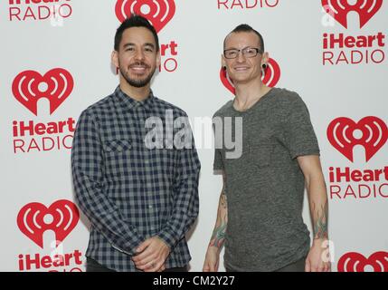 Mike Shinoda, Chester Bennington de Linkin Park en la asistencia para iHeart Radio Music Festival 2012 - SAT, MGM Grand Garden Arena de Las Vegas, NV el 22 de septiembre de 2012. Foto por: James Atoa/Everett Collection Foto de stock