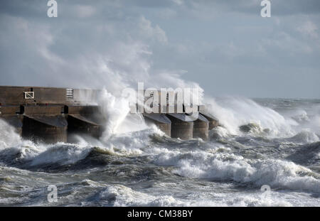 Enormes olas rompen sobre Brighton Marina West Arm - Foto por Simon Dack Foto de stock