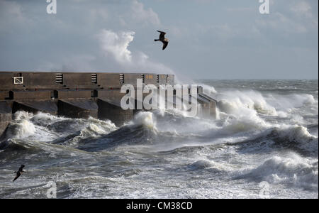 Enormes olas rompen sobre Brighton Marina West Arm Foto de stock