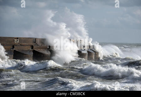 Enormes olas rompen sobre Brighton Marina West Arm UK Foto de stock
