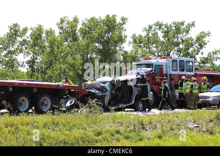 Lunes, 30 de julio, 2012 -- Los trabajadores de emergencia claro de la escena de un accidente fatal cerca de Hudson, Wisconsin, Estados Unidos. El accidente, que ocurrió cuando un vehículo utilitario deportivo se estrelló en la parte trasera de un semirremolque plataforma plana en la I-94 cerca de Mile Marker 6, causó al menos un muerto.