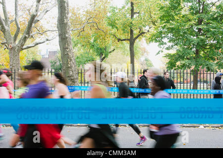 Nueva York, Estados Unidos. 03Rd Nov, 2013. Los corredores casi milla 12 en la Maratón ING de Nueva York el 3 de noviembre de 2013 © Kristin Lee/Alamy Live News Foto de stock