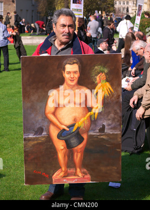 Artista Kaya Mar muestra una caricatura del Canciller George Osborne en un presupuesto día protesta en Londres