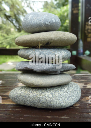 Piedras Zen en una paz de madera en un parque Foto de stock