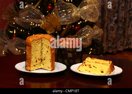 Las variedades de paneton ( un pan de frutas italianas en Navidad popular en América Latina) en la parte delantera del árbol de Navidad