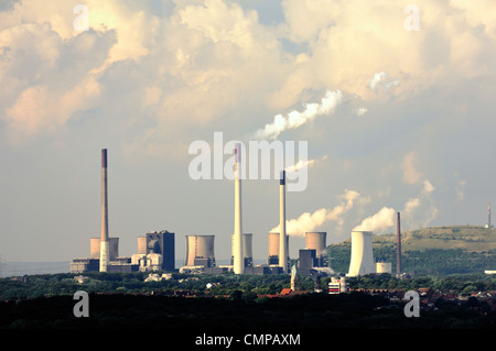 Scholven central eléctrica de carbón en Gelsenkirchen en el valle de Ruhr, Alemania. Propiedad de la compañía eléctrica E.ON. Visto desde el sur Foto de stock
