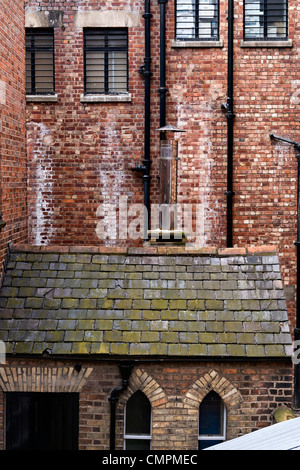 Grunge pared de ladrillo rojo en Chester, Inglaterra Foto de stock