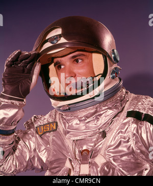 Astronauta adulto medio con traje espacial corriendo por la escalera  Fotografía de stock - Alamy