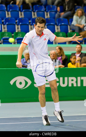 Tim Henman juega tenis en la final de dobles del BNP Paribas Open Champions Tour aganinst Henri Leconte en Zurich. Foto de stock