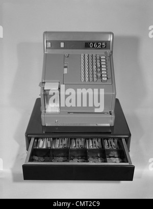 Vista desde arriba en el negocio minorista de caja registradora llena de  monedas y billetes en tabla de madera teñidos de amarillo Fotografía de  stock - Alamy