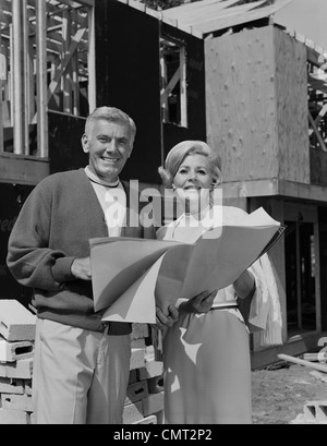 1960 par sonriente sosteniendo UN PAR DE PATUCOS - s13065 HAR001 HARS  CAUCASIAN COMPLACE ALEGRÍA CELEBRACIÓN DE CRIANZA EN EL ESTILO DE VIDA DE  MUJERES CASADAS STUDIO SHOT CÓNYUGE MARIDOS PERSONA SALUBRIDAD