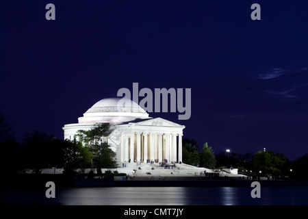 Thomas Jefferson Memorial con reflejo en el Tidal Basin en Washington DC al anochecer, poco después de la puesta de sol con cielos dramáticos