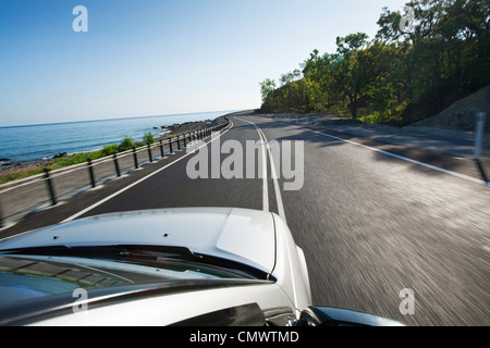 Conduciendo a lo largo de la costa escénica. La autopista Captain Cook, Cairns, Queensland, Australia