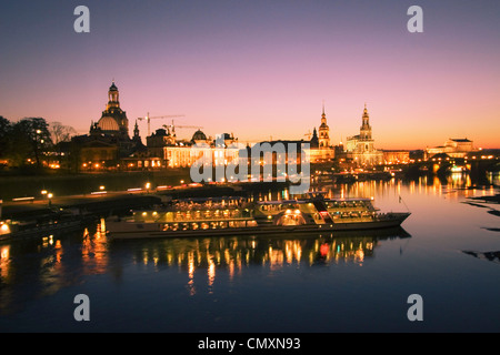Deutschland, Dresden, vista panorámica desde el puente sobre el río Elba, al atardecer, Fraunekirche, Hofkirche, la ópera de Semper, tour bo Foto de stock